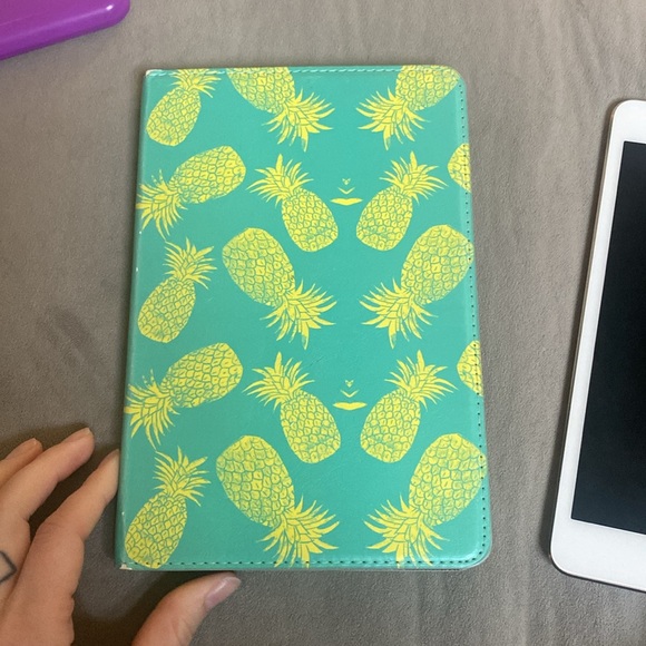 iPad Mini 4 BUNDLE - Picture 9 of 16